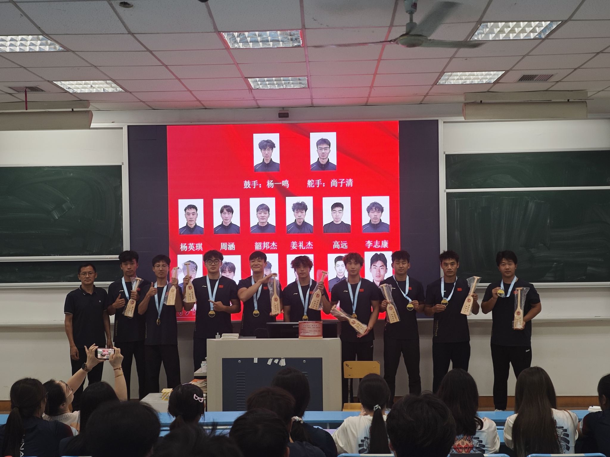 劈波斩浪铸辉煌 砥砺奋进续华章 ——体育学院举行龙舟队表彰活动