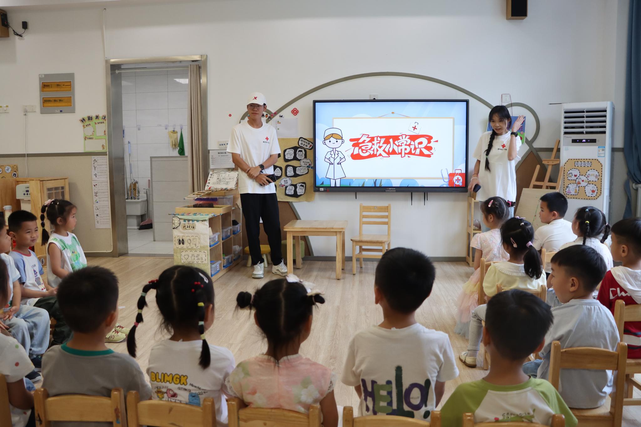 学校“博爱青春”志愿服务队走进两校，开展体质健康关爱行动
